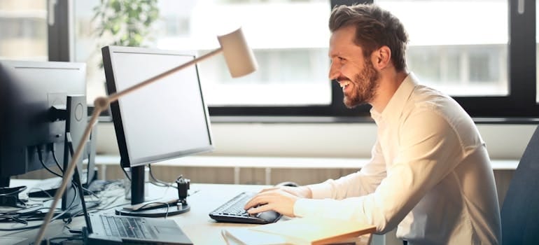 A person reading about future trends in Dubai's trading industry online